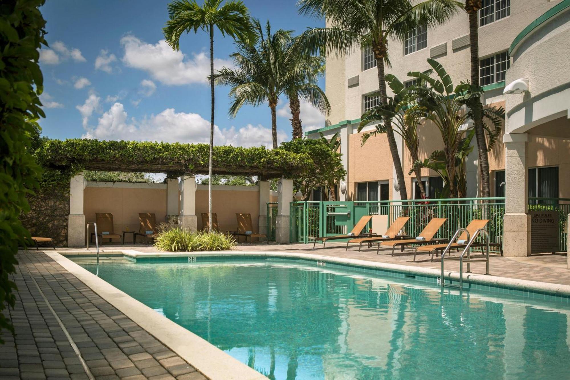 Courtyard By Marriott Fort Lauderdale Airport & Cruise Port Dania Beach Bagian luar foto